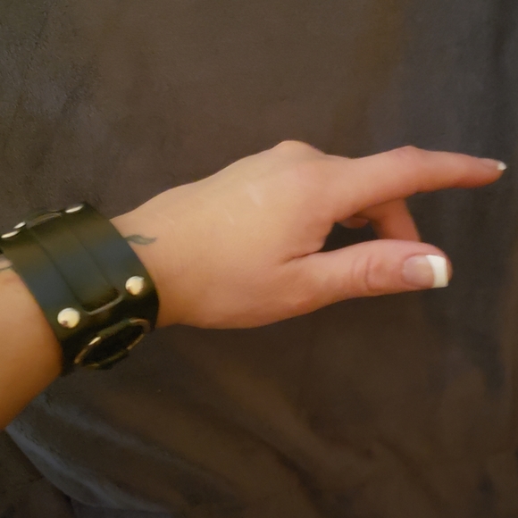 Cuff - Picture 2 of 4